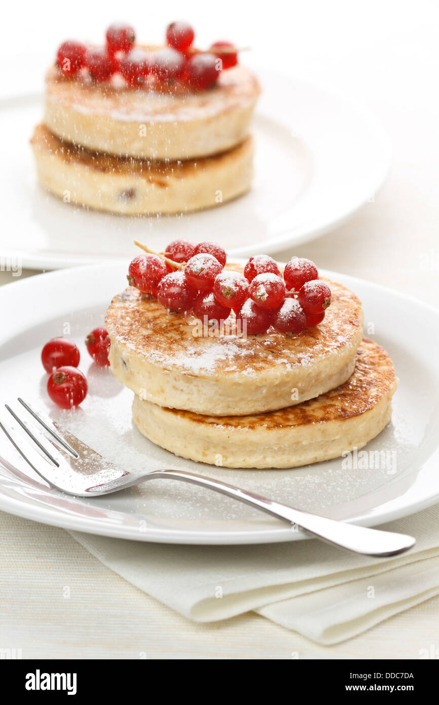 Leckeres Frühstück mit Pfannkuchen und rote Johannisbeeren auf weißem Hintergrund Stockfoto