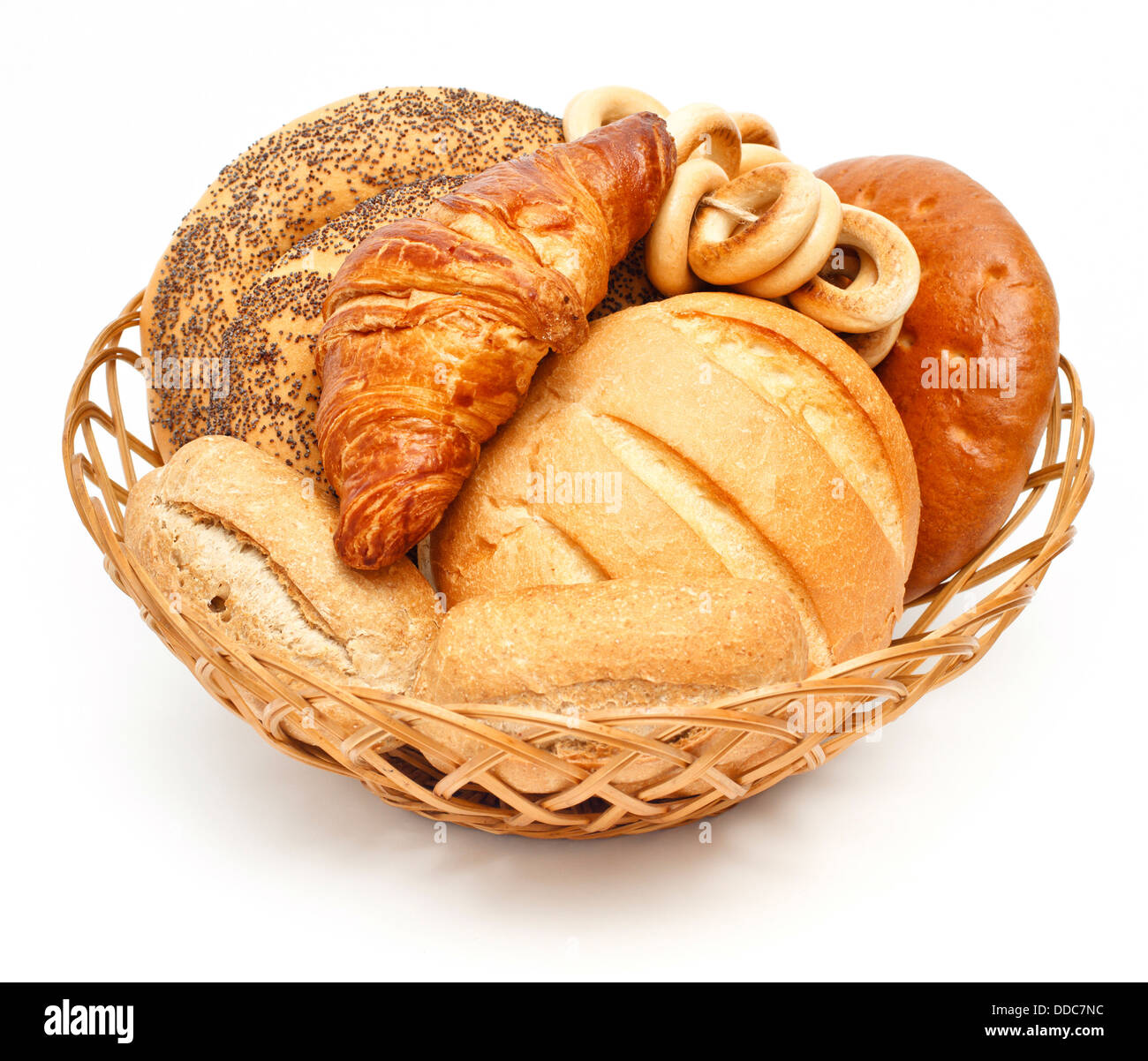 Anordnung von Brot im Korb auf weißem Hintergrund Stockfoto