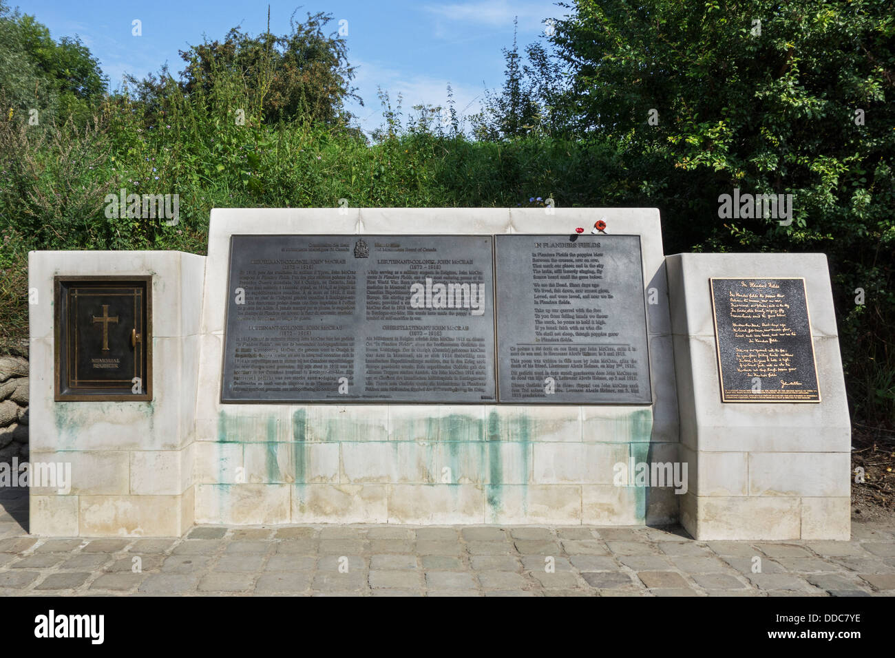 Ersten Weltkrieg ein Denkmal für kanadische Dr John McCrae, schrieb das Gedicht In Flanders Fields, Ypern, West Flandern, Belgien Stockfoto