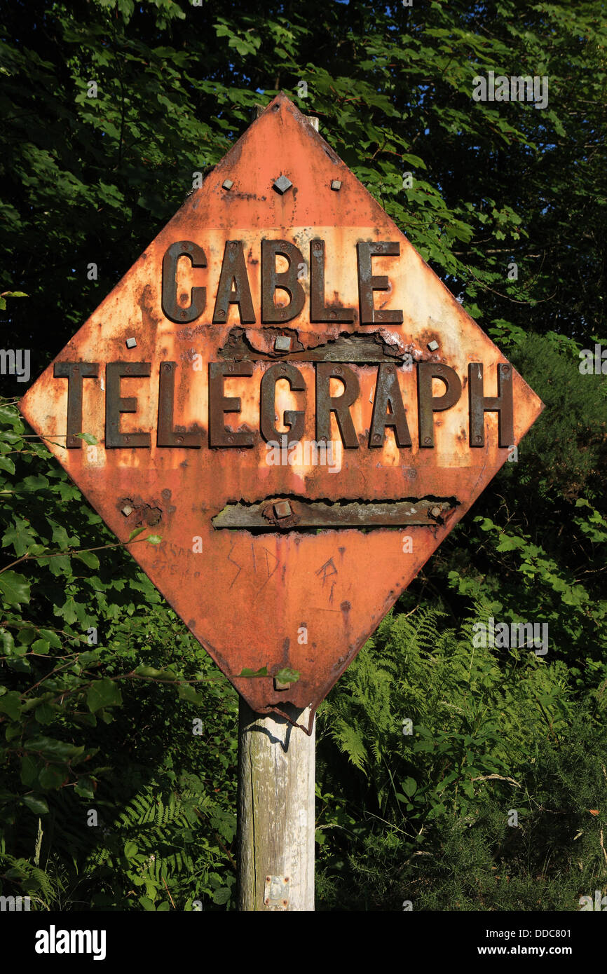 Kabel Telegraph Schild an der Seite des Crinan Canal in Schottland Stockfoto