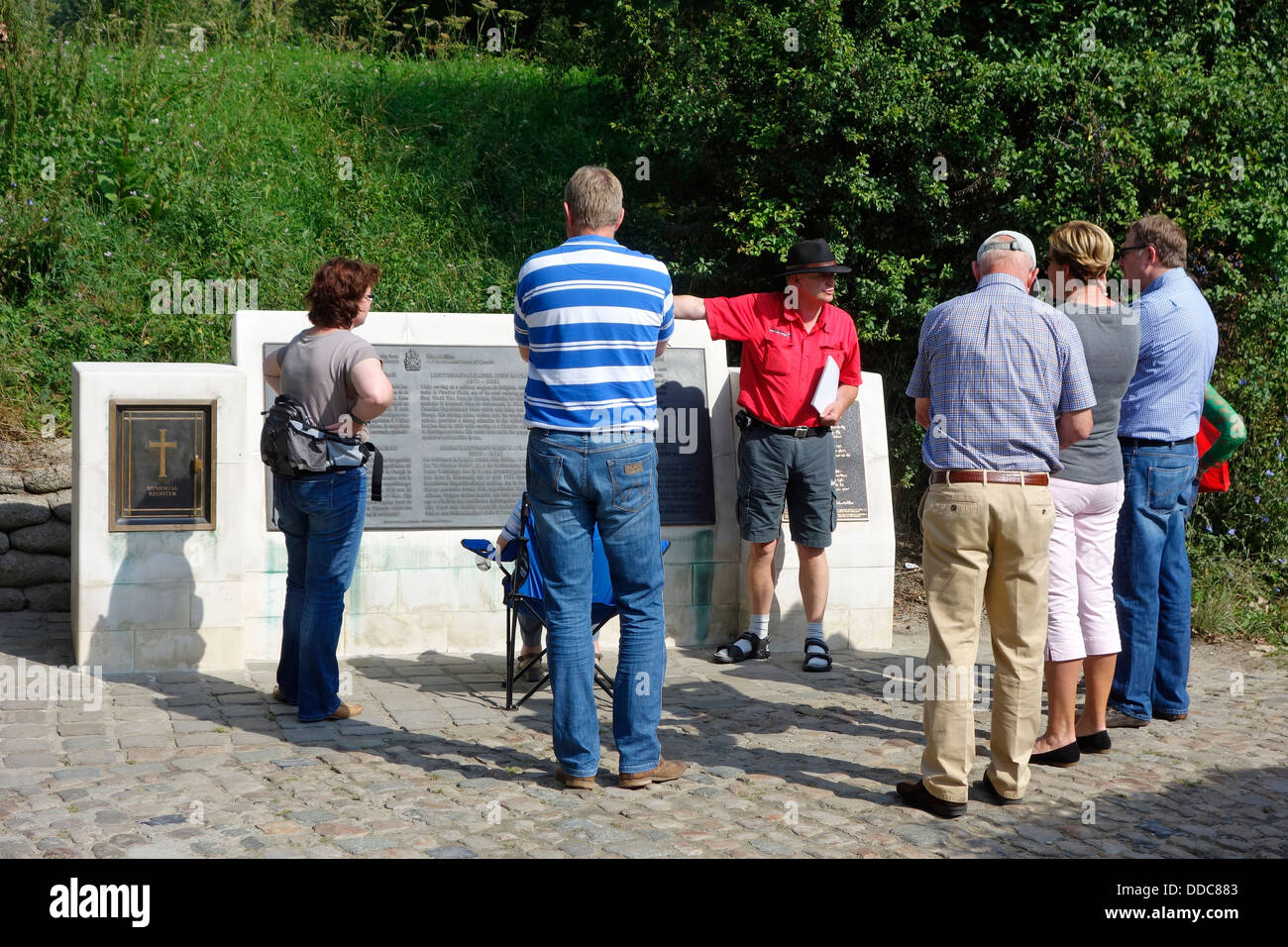 Touristen, die hören in der Anleitung auf der Website von John McCrae, Führung Essex Farm während des ersten Weltkrieges in West-Flandern, Belgien Stockfoto