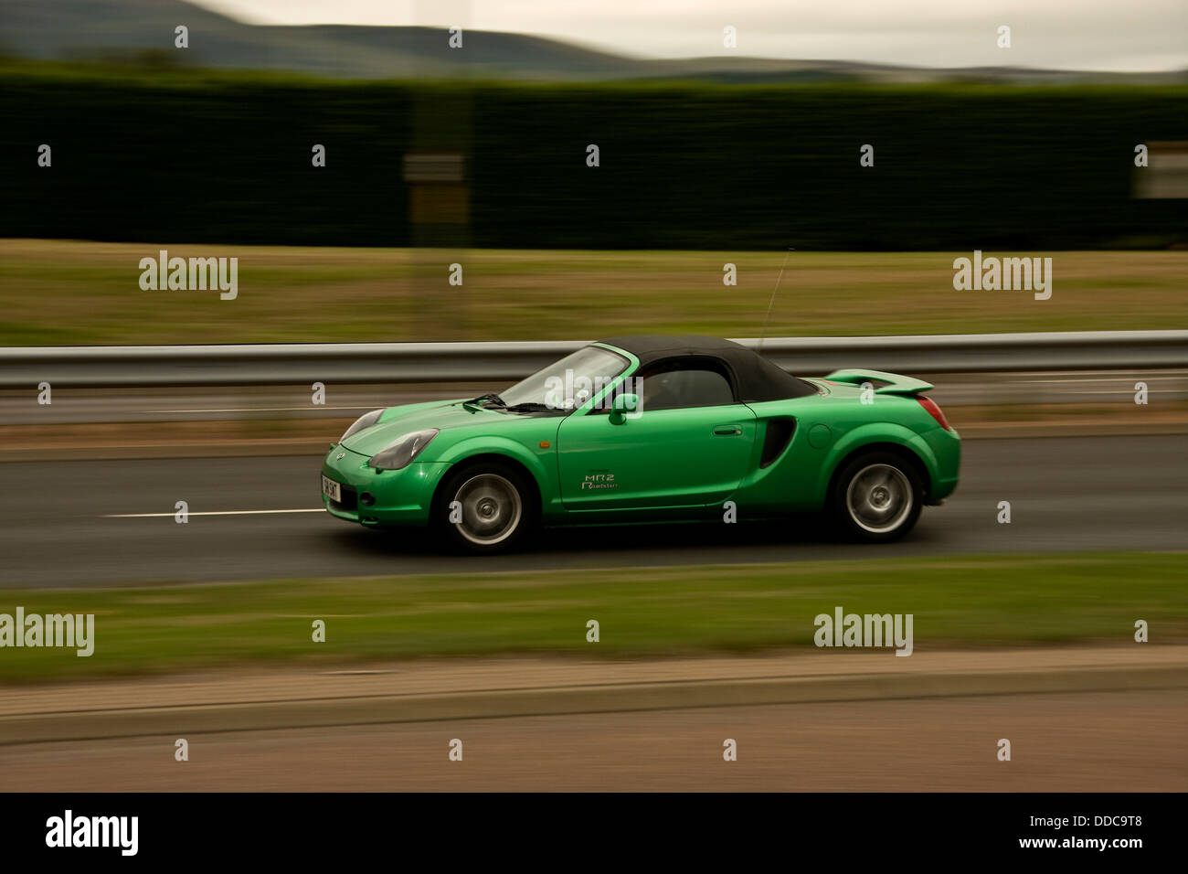 Ein Toyota MR2 Roadster-Auto reisen entlang der Kingsway West Schnellstraße in Dundee, Großbritannien Stockfoto