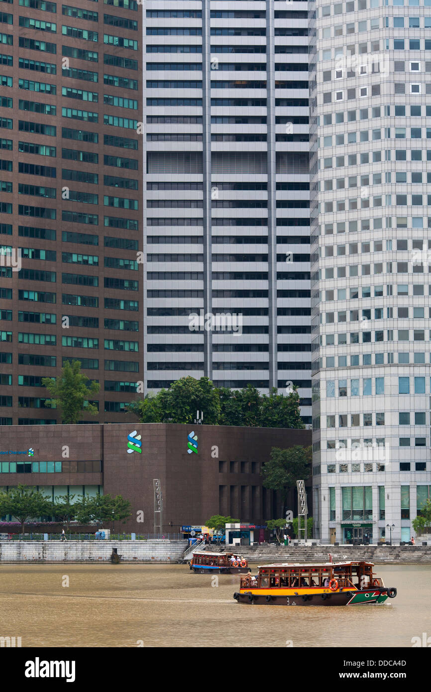 Eine kleine Passagierfähre bringt Menschen zum Clarke Quay in dem asiatischen Stadtstaat Singapur Stockfoto