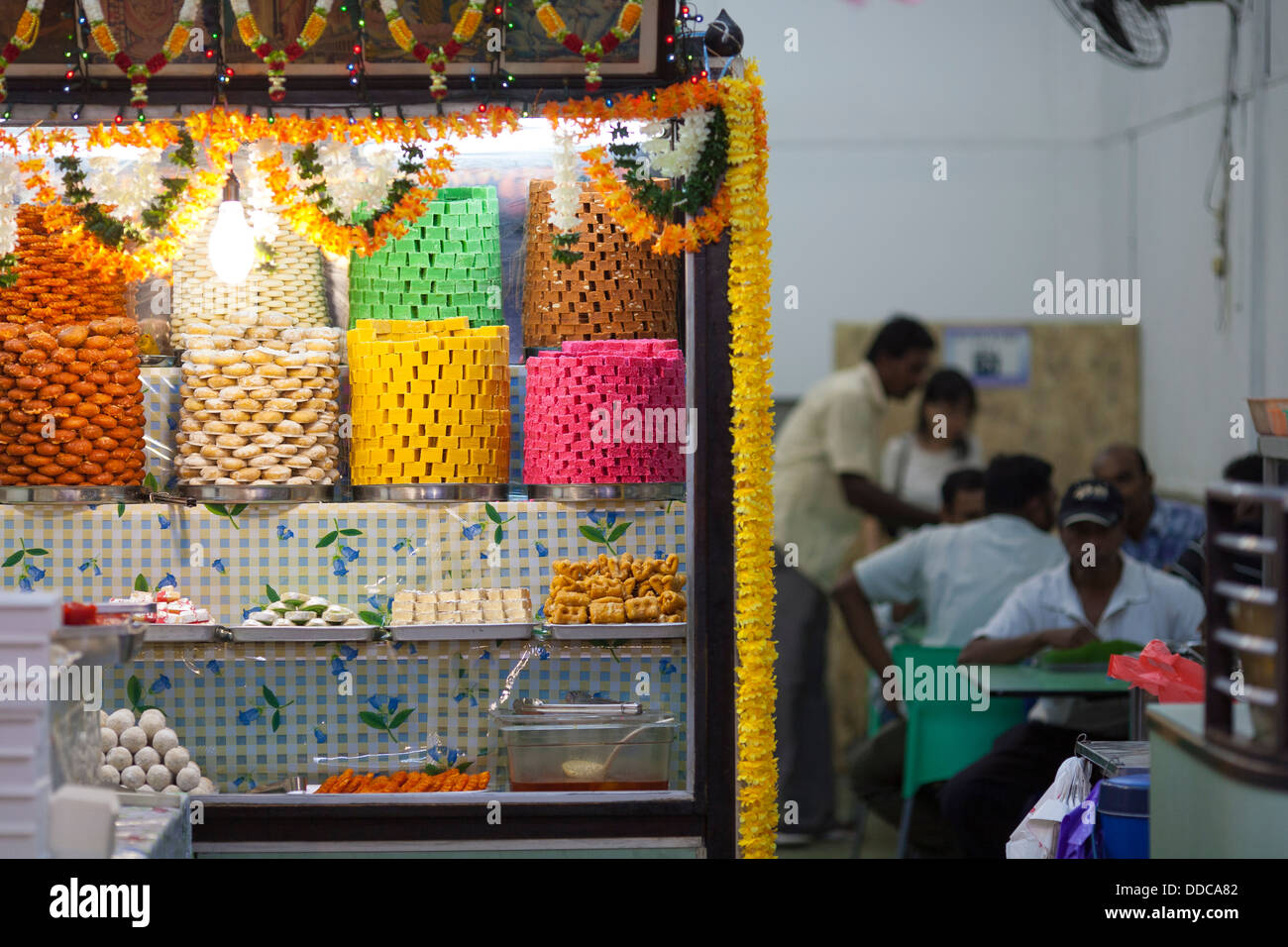 Hellen Süßigkeiten in einem Restaurant während des Hindi Festivals von Diwali oder Deepavali der asiatischen Stadtstaat Singapur Stockfoto