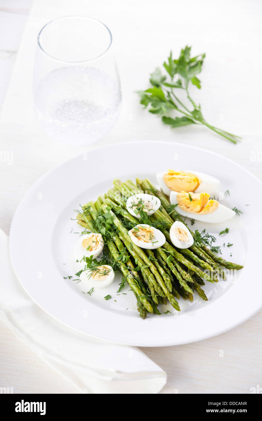 Salat mit Spargel und Eiern auf weiß Stockfoto