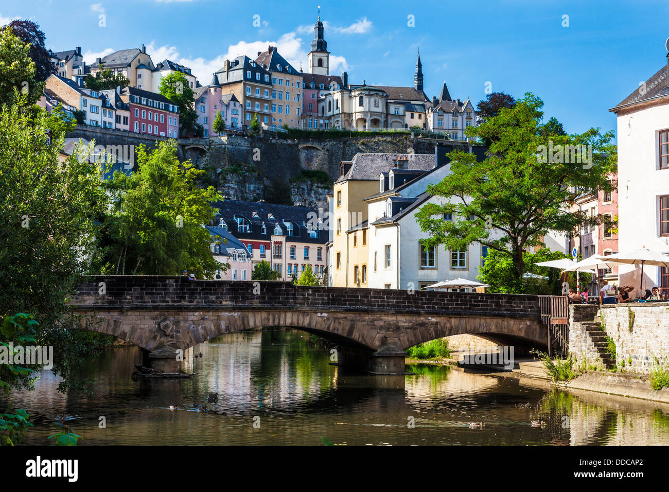 Blick auf die mittelalterliche Ville Haute aus dem Fluss Alzette im Grund Viertel von Luxemburg-Stadt. Stockfoto