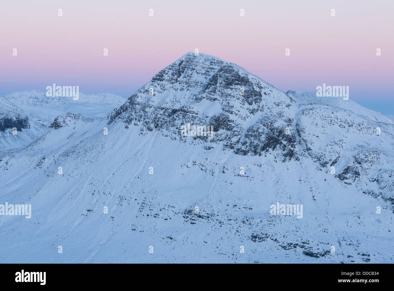 Die Aussicht auf Schnee - bedeckt Cul Beag aus Sgorr Tuath mit schönen Beitrag Sonnenuntergang Farben, Schottisches Hochland, Schottland, Vereinigtes Königreich Stockfoto