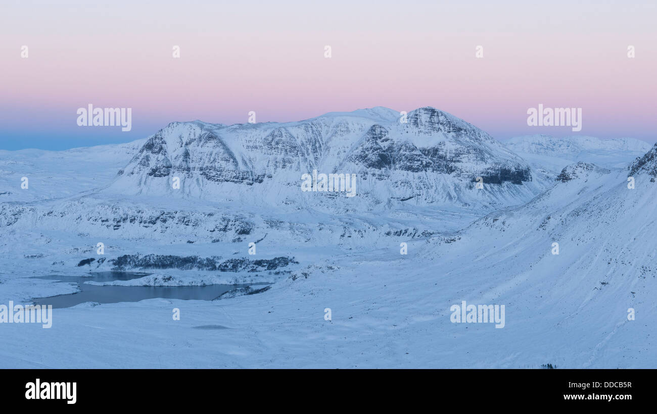 Die Aussicht auf Schnee - bedeckt Cul Mor aus Sgorr Tuath mit schönen Beitrag Sonnenuntergang Farben, Schottisches Hochland, Schottland, Vereinigtes Königreich Stockfoto