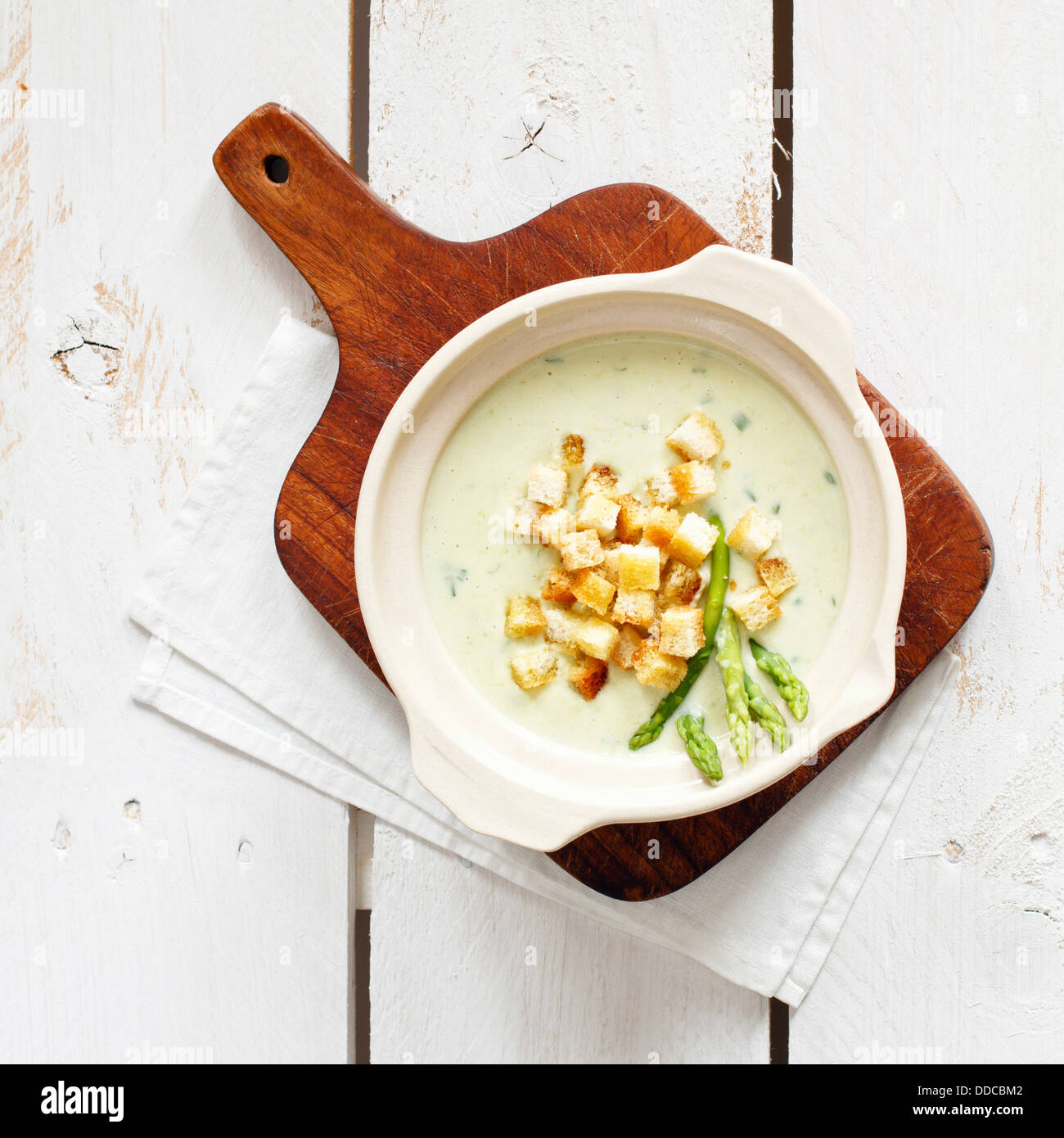 Spargel Suppe Creme mit Croutons auf weißem Holz Hintergrund Stockfoto
