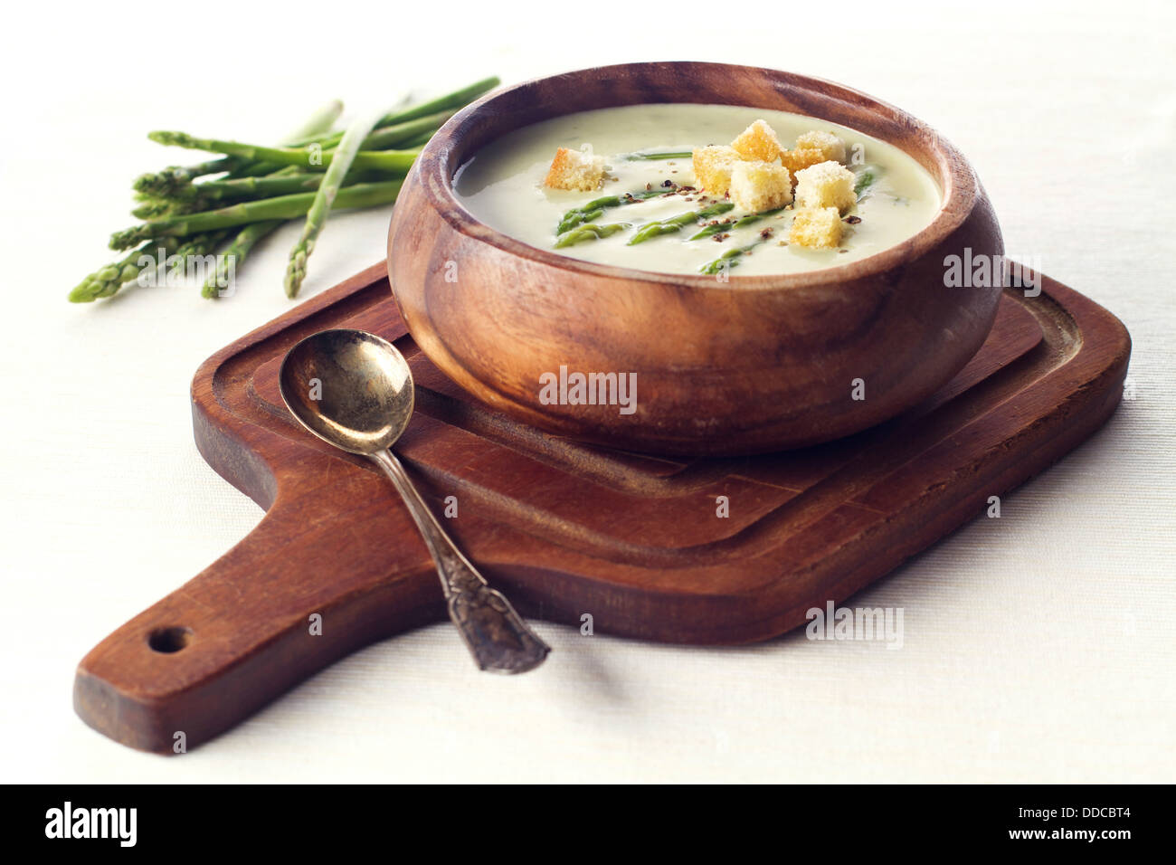 Spargel Suppe Creme mit Croutons auf weißem Hintergrund Stockfoto