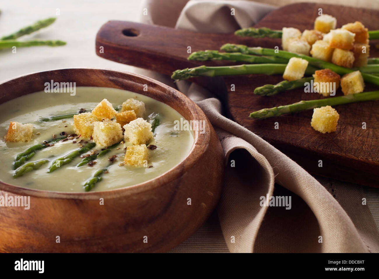 Spargel Suppe Creme mit Croutons auf weißem Hintergrund Nahaufnahme Stockfoto