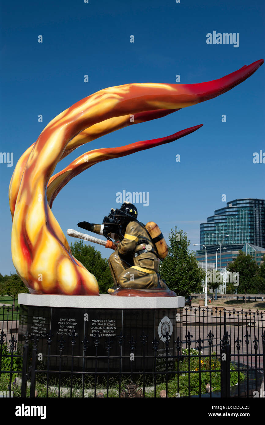 GEFALLENEN FEUERWEHRLEUTE MEMORIAL (© LUIS JEMENEZ 2007) DOWNTOWN CLEVELAND OHIO USA Stockfoto
