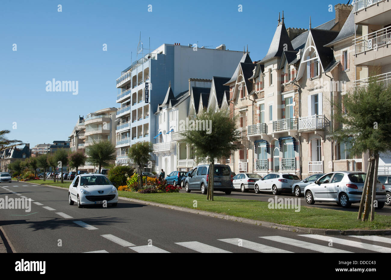 Direkt am Meer im August einen geschäftigen Urlaubszeit Les Sables D' Olonne Westregion der Vendee Frankreich Stockfoto