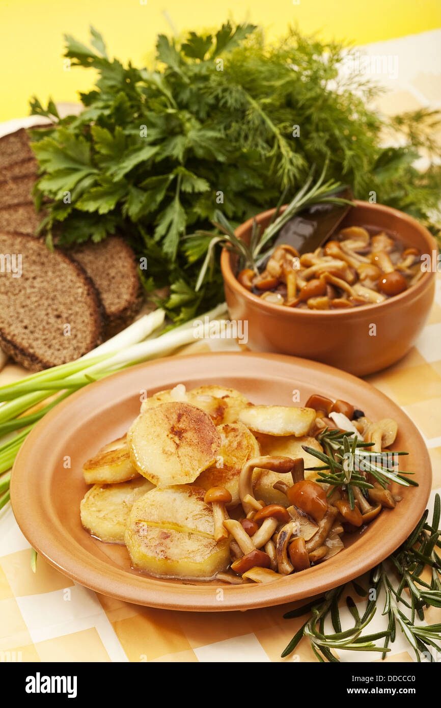 Bratkartoffeln mit Champignons auf einem Teller Stockfoto