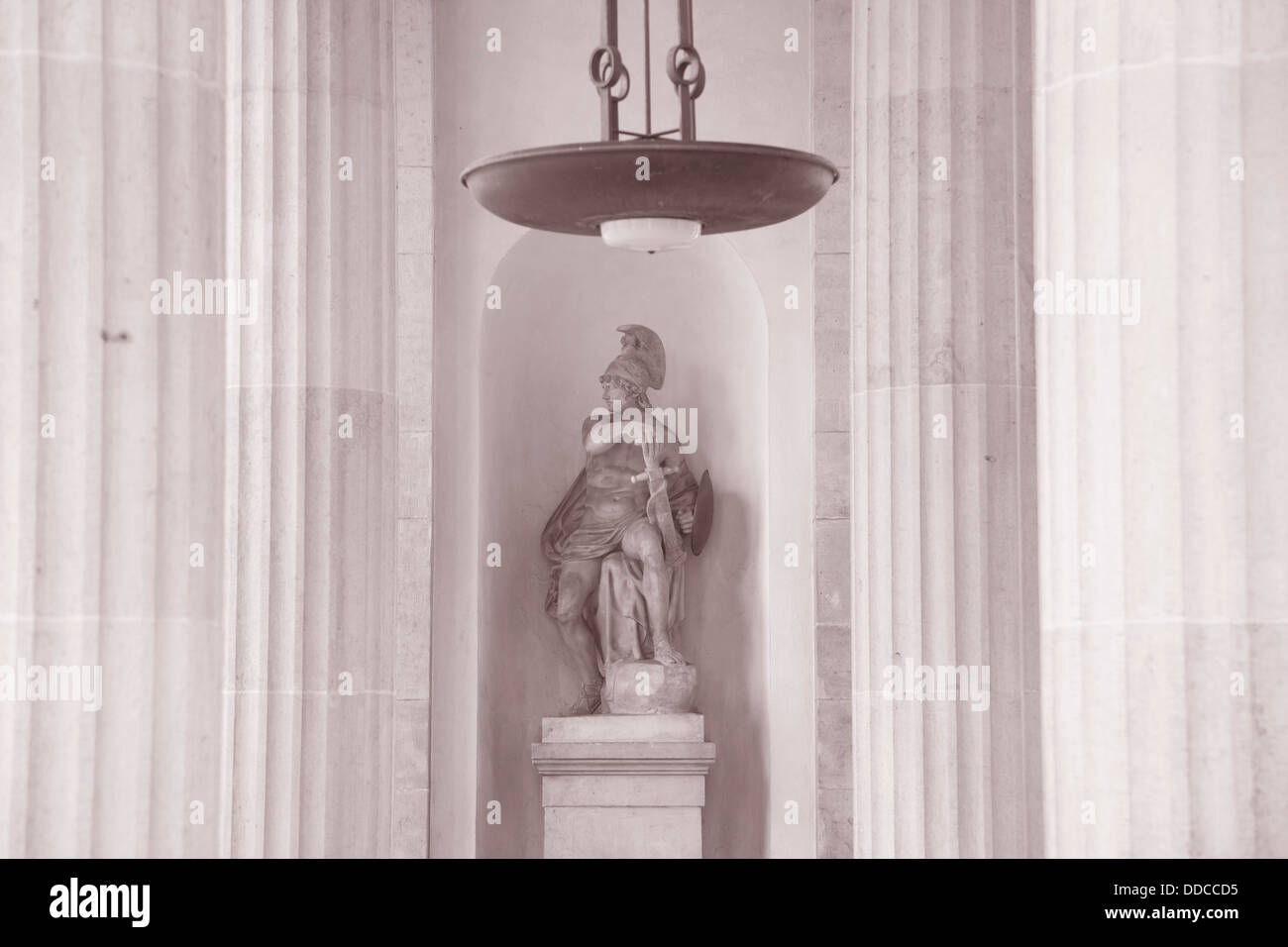 Detail am Brandenburger Tor, Berlin, Deutschland in Schwarzweiß und Sepia-Farbton Stockfoto