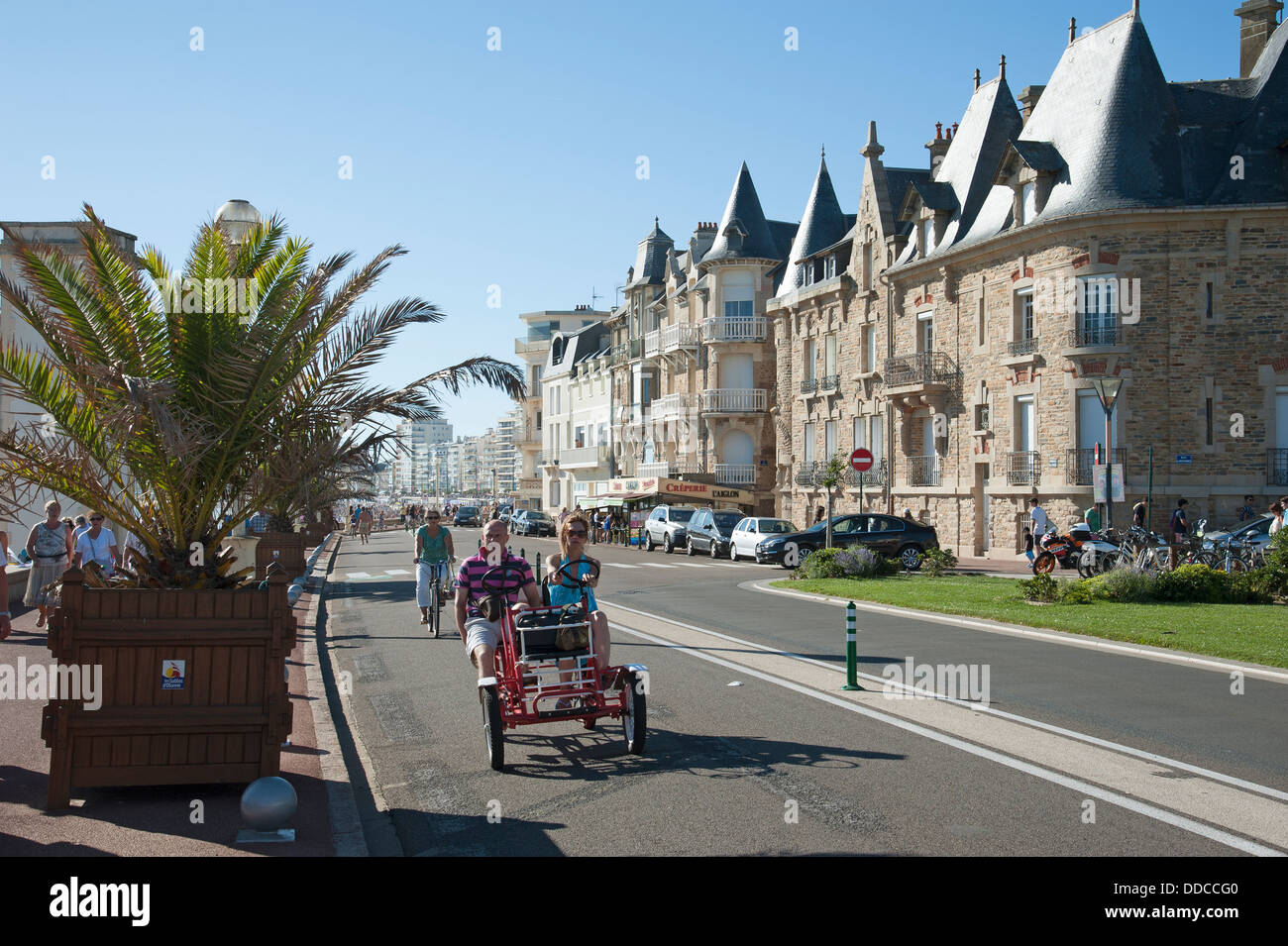 Direkt am Meer im August einen geschäftigen Urlaubszeit Les Sables D' Olonne Westregion der Vendee Frankreich Stockfoto