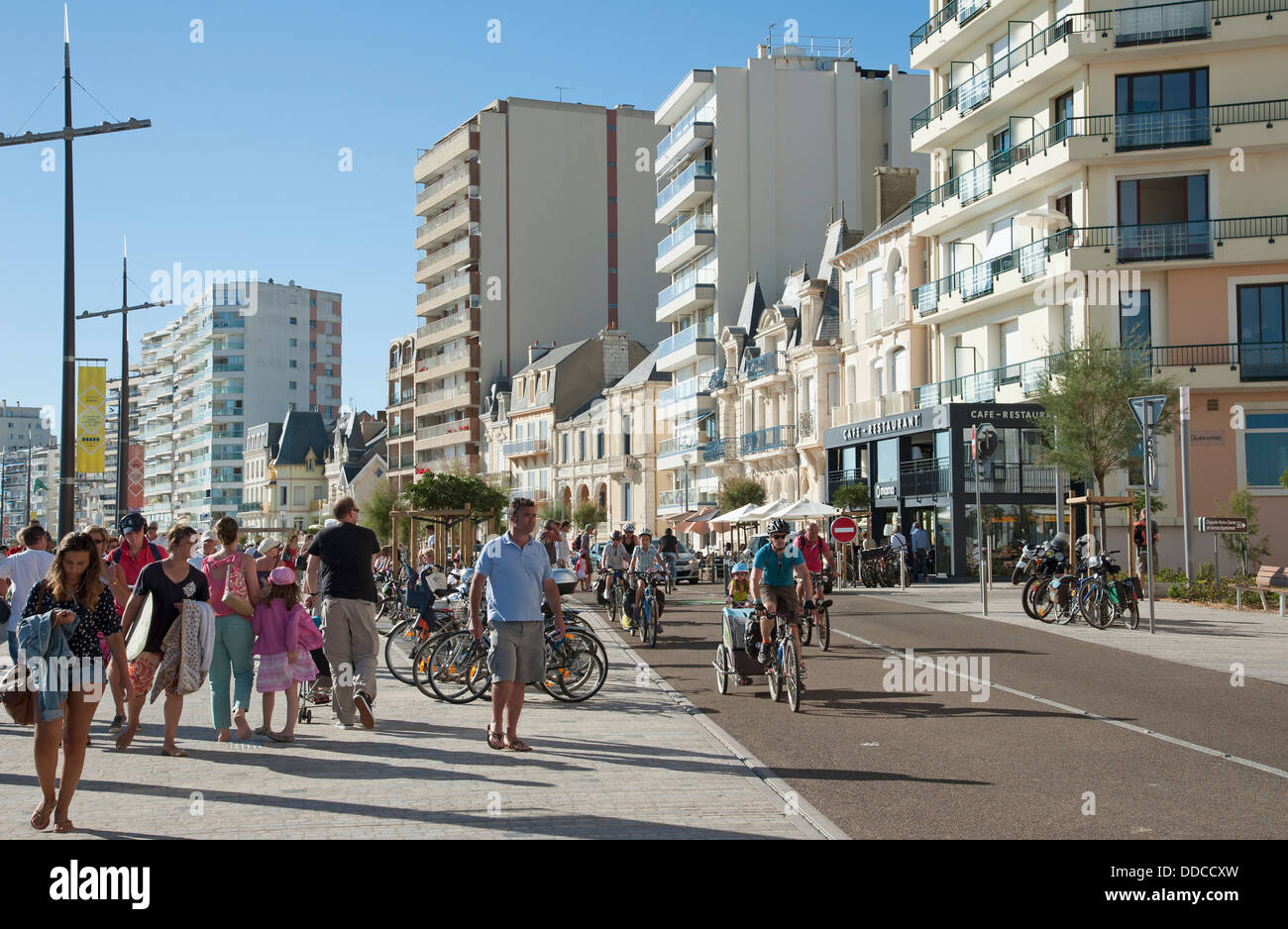 Direkt am Meer im August einen geschäftigen Urlaubszeit Les Sables D' Olonne Westregion der Vendee Frankreich Stockfoto