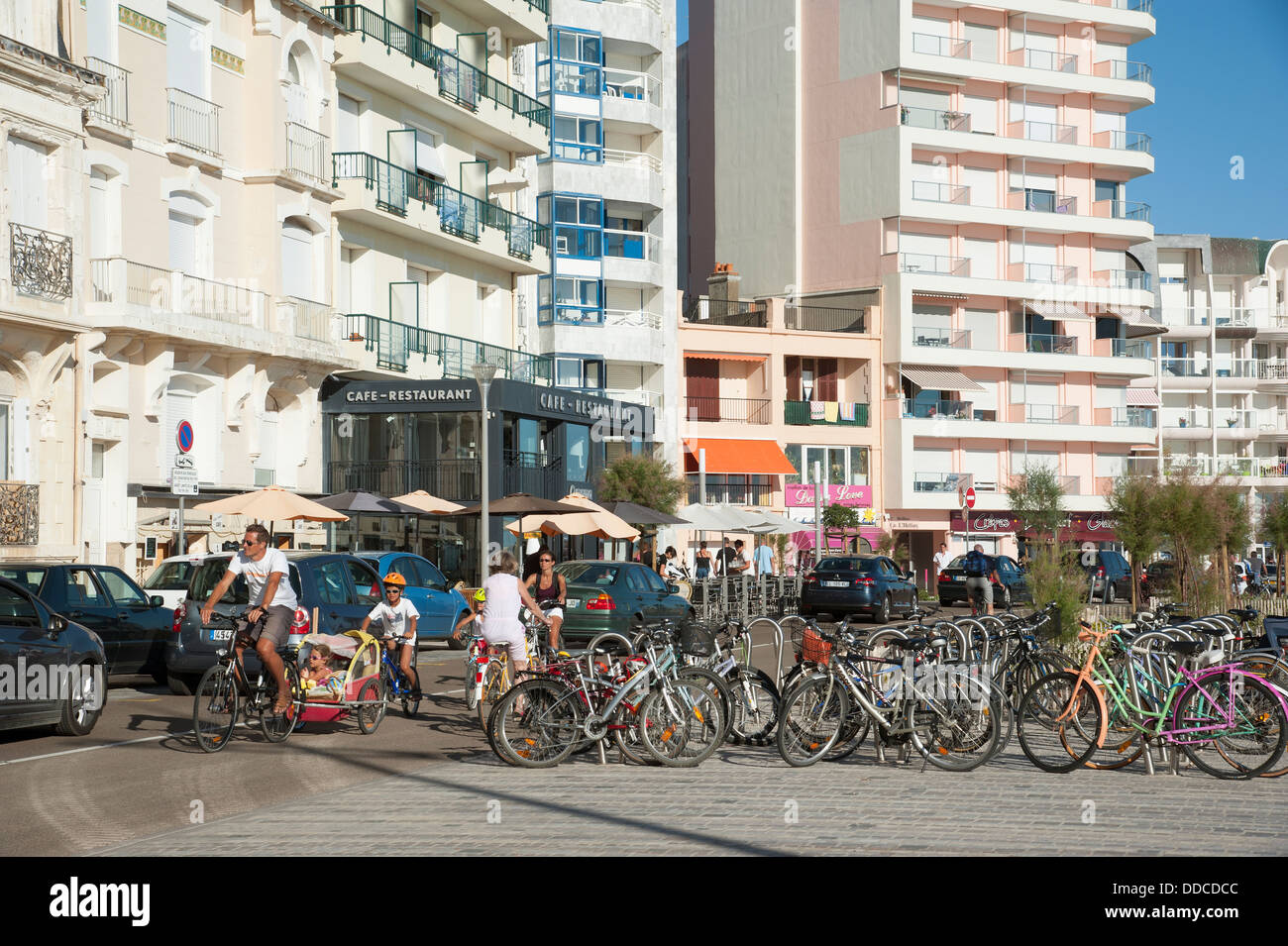 Direkt am Meer im August einen geschäftigen Urlaubszeit Les Sables D' Olonne Westregion der Vendee Frankreich. Zyklen und Radfahrer Stockfoto