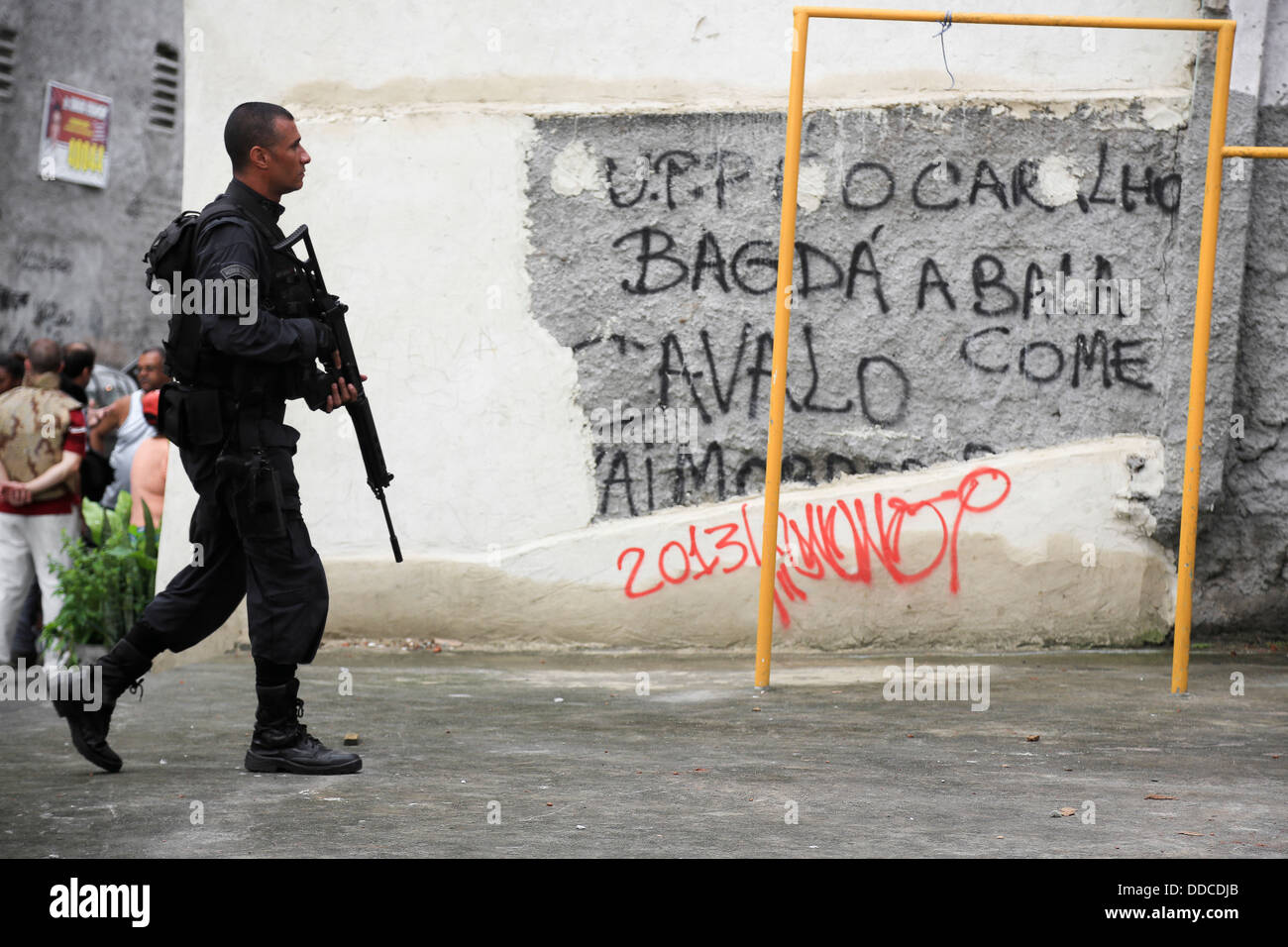 Beginn der Operationen der UPP - Befriedung Polizeieinheit in Favela Caju  im Hafengebiet von Rio De Janeiro, Brasilien Stockfotografie