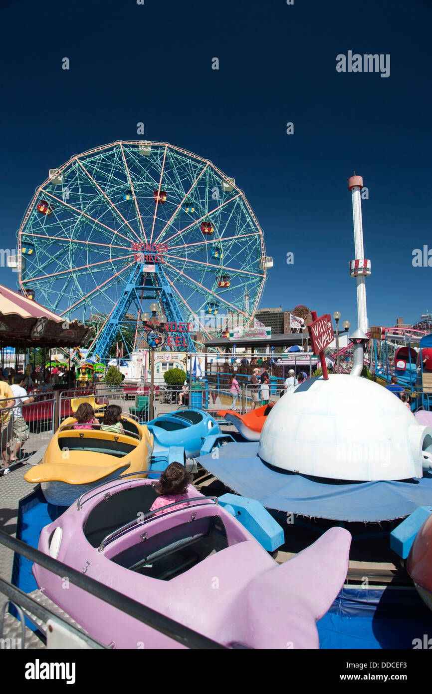 DENO ES WONDER WHEEL AMUSEMENT PARK CONEY ISLAND BROOKLYN NEW YORK CITY USA Stockfoto