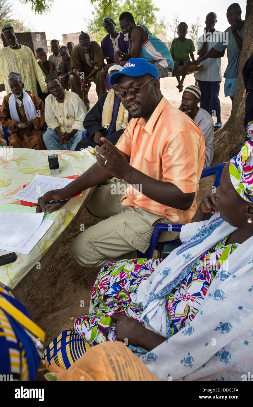 Ein Mikrokredit-treffen in Djilor, ein Wolof-Dorf in der Nähe von Kaolack, Senegal. Stockfoto