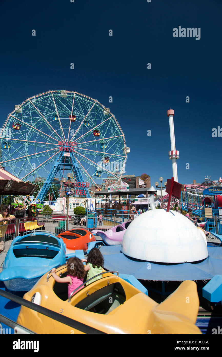 DENO ES WONDER WHEEL AMUSEMENT PARK CONEY ISLAND BROOKLYN NEW YORK CITY USA Stockfoto