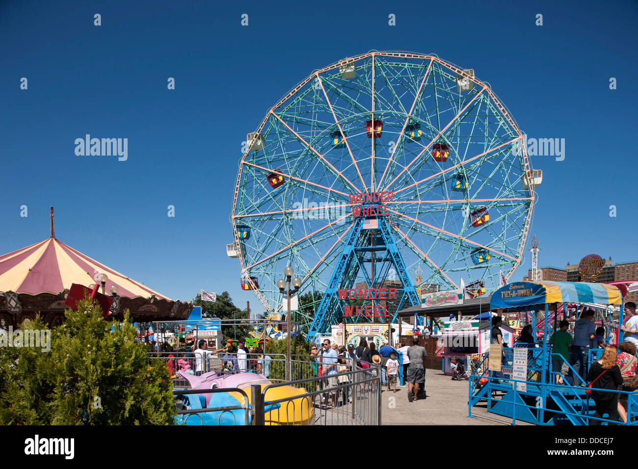 DENO ES WONDER WHEEL AMUSEMENT PARK CONEY ISLAND BROOKLYN NEW YORK CITY USA Stockfoto