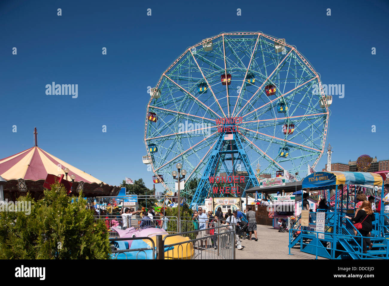 DENO ES WONDER WHEEL AMUSEMENT PARK CONEY ISLAND BROOKLYN NEW YORK CITY USA Stockfoto