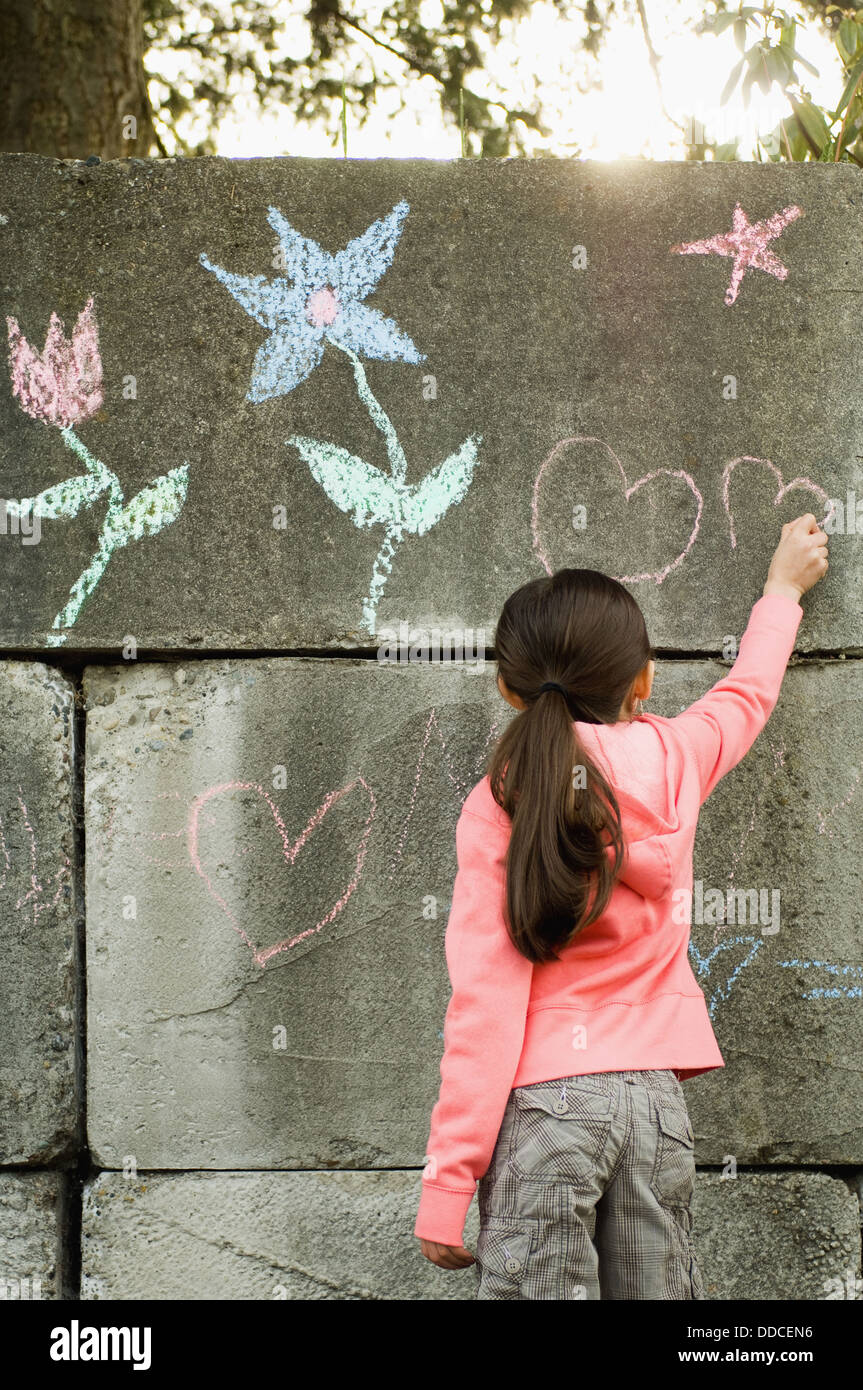 Junge elementare alter Schule Mädchen, 8 Jahre alt, spielen im Freien genießen Kindheit. Stockfoto