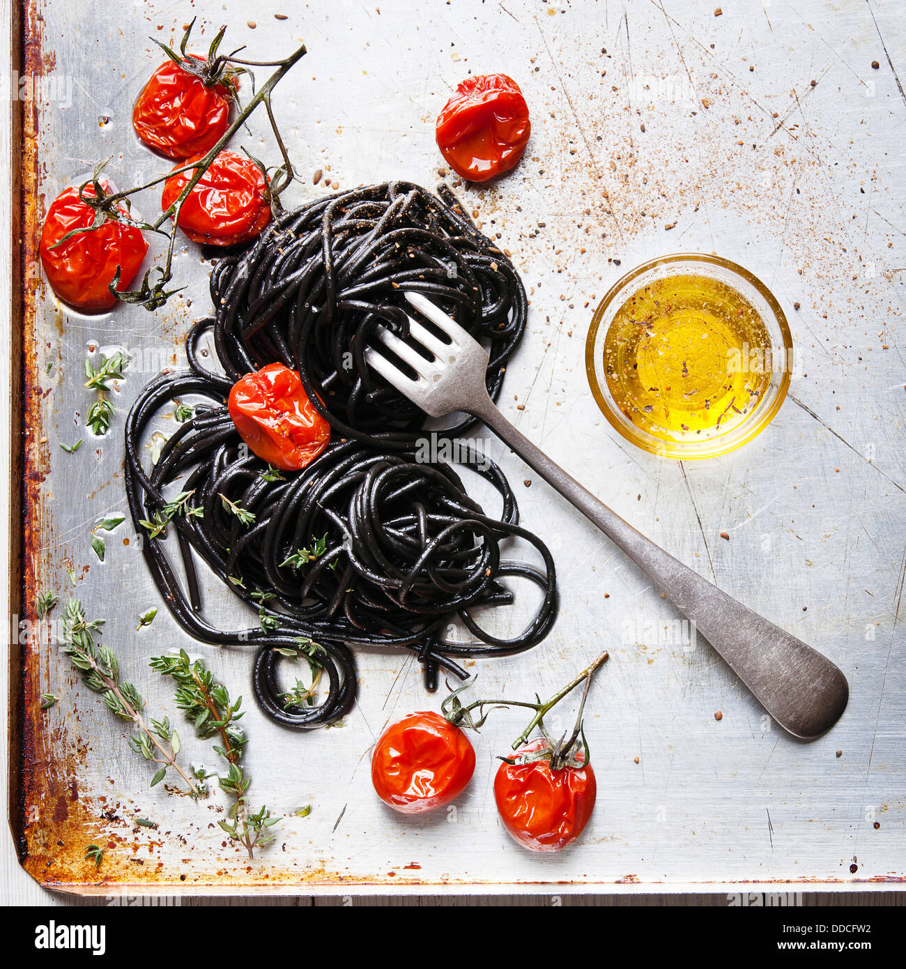 Schwarze Spaghetti mit Tomatensauce Stockfoto