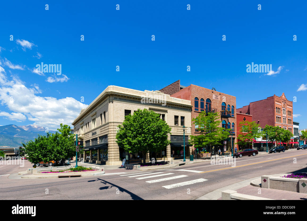 Geschäfte auf N Tejon Street mit Pikes Peak in der Ferne, Innenstadt von Colorado Springs, Colorado, USA Stockfoto