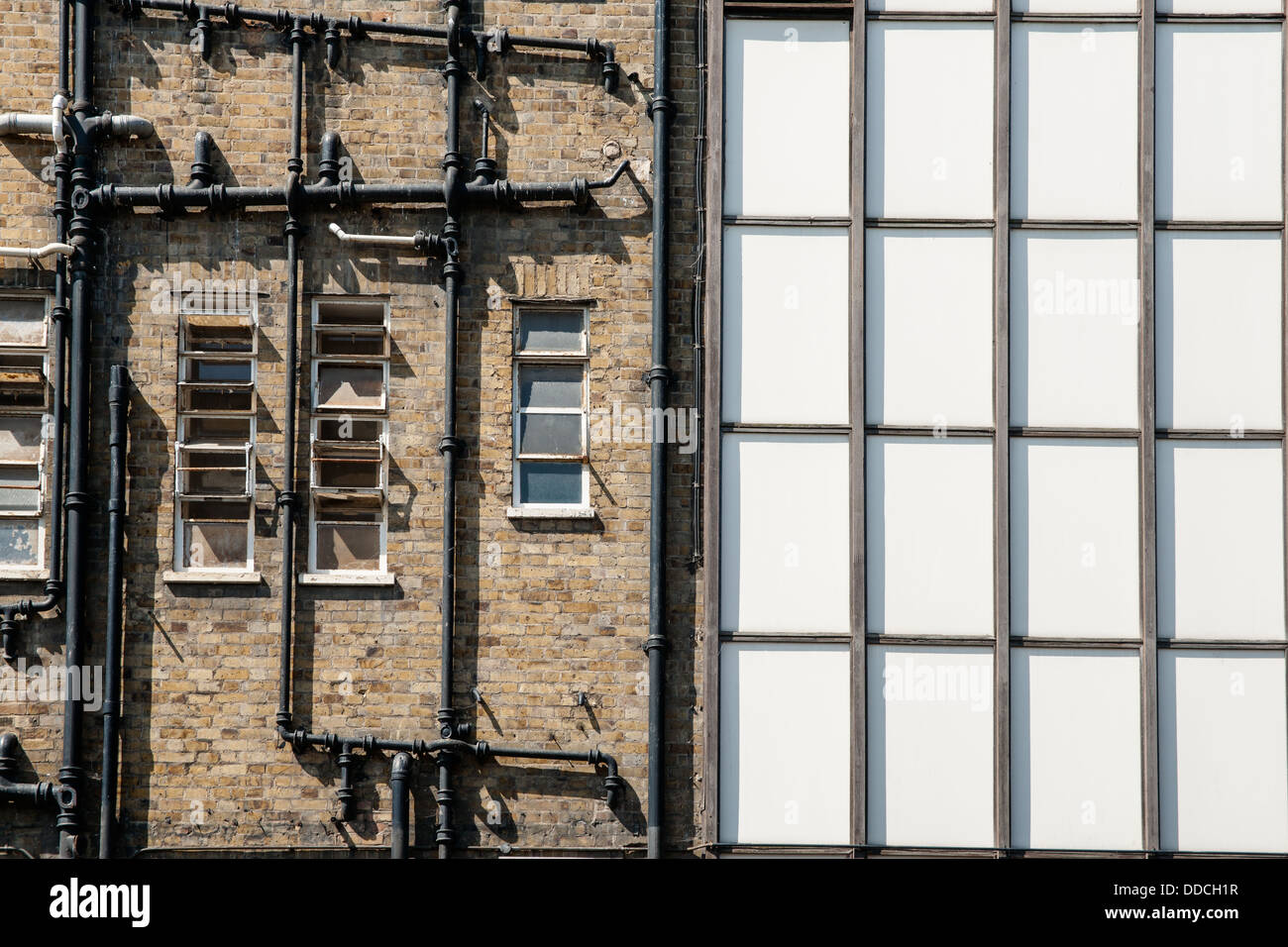 Außenwand Altbau in East London, Rohre bilden ein abstraktes Muster. Stockfoto