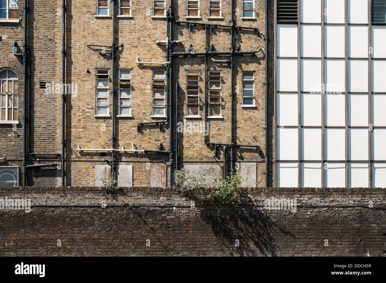 Außenwand Altbau in East London, Rohre bilden ein abstraktes Muster. Stockfoto