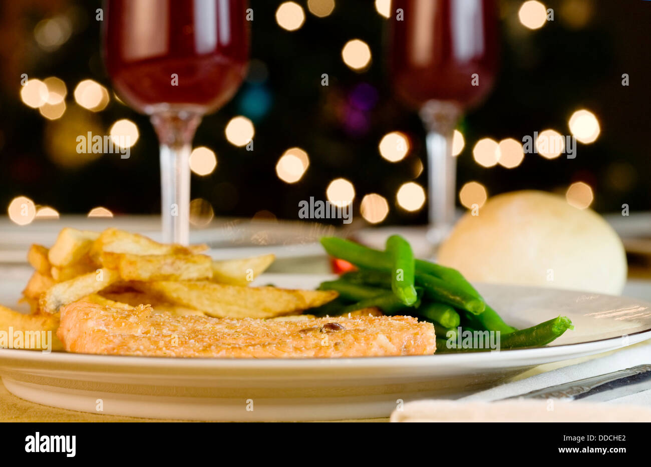 Teller mit leckeren gebratenen Lachs auf Tisch Stockfoto