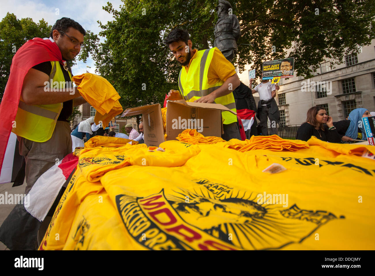 Downing Street, London, UK. 30. August 2013.  Pro Mursi T-shirts wurden verkauft, um Spendengelder als Ägypter Protest gegen das Militärregime, das ihre gewählten Präsidenten Morsi entfernt. Bildnachweis: Paul Davey/Alamy Live-Nachrichten Stockfoto