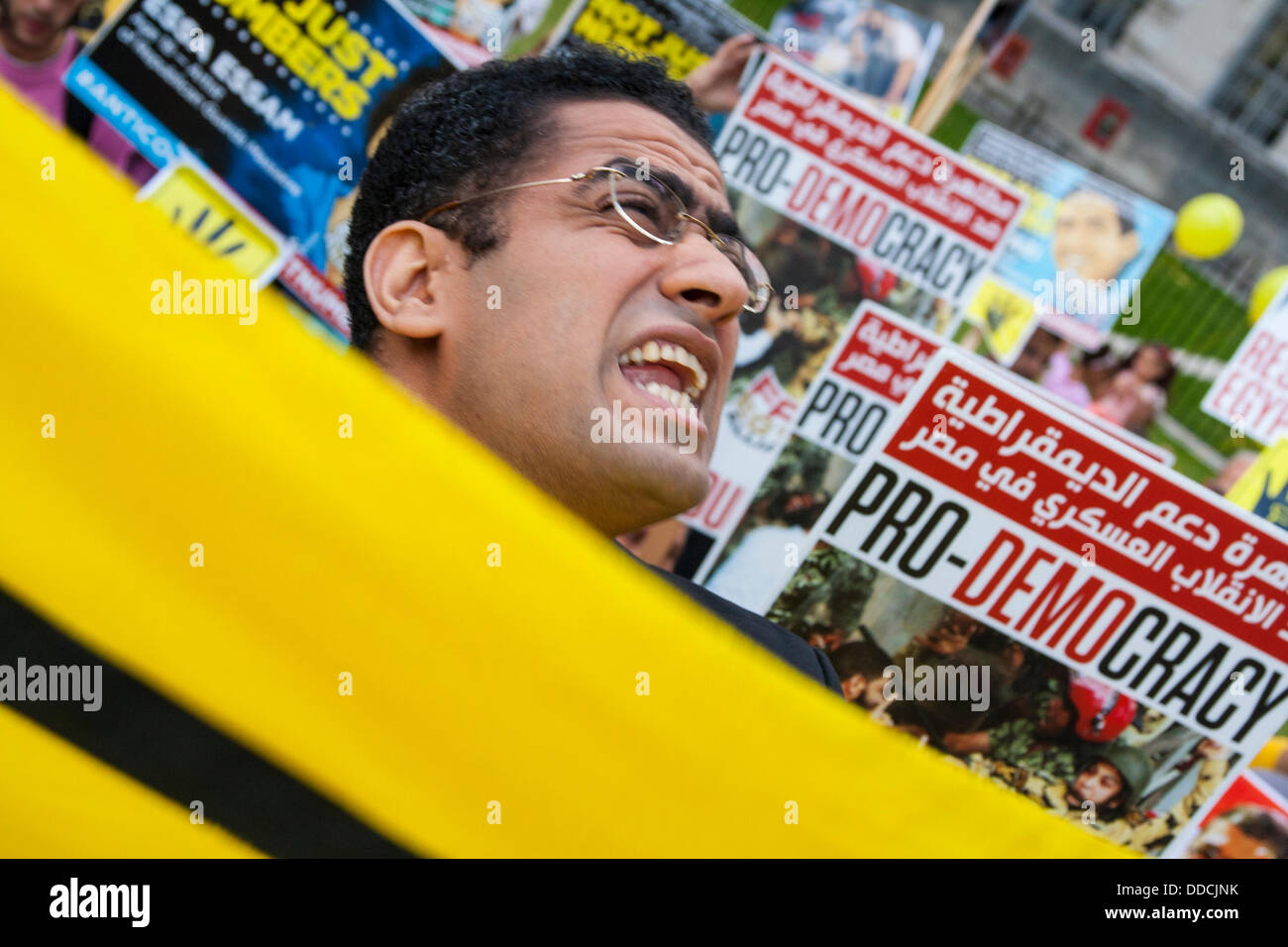 Downing Street, London, UK. 30. August 2013.  Ein Demonstrator schreit seinen Gesang als Ägypter Protest gegen das Militärregime, das ihre gewählten Präsidenten Morsi entfernt. Bildnachweis: Paul Davey/Alamy Live-Nachrichten Stockfoto