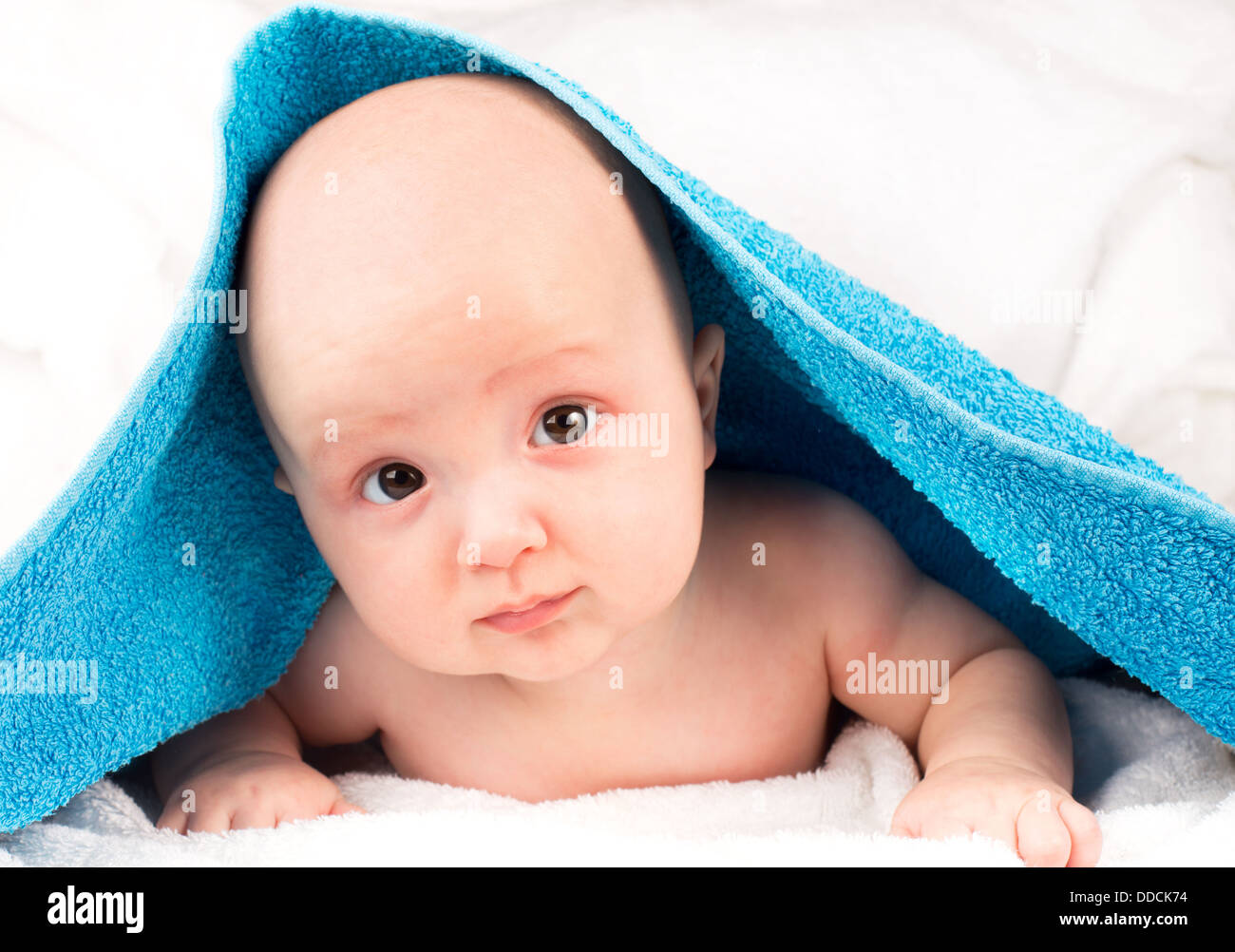 Niedliche Baby liegend auf Handtuch Stockfoto