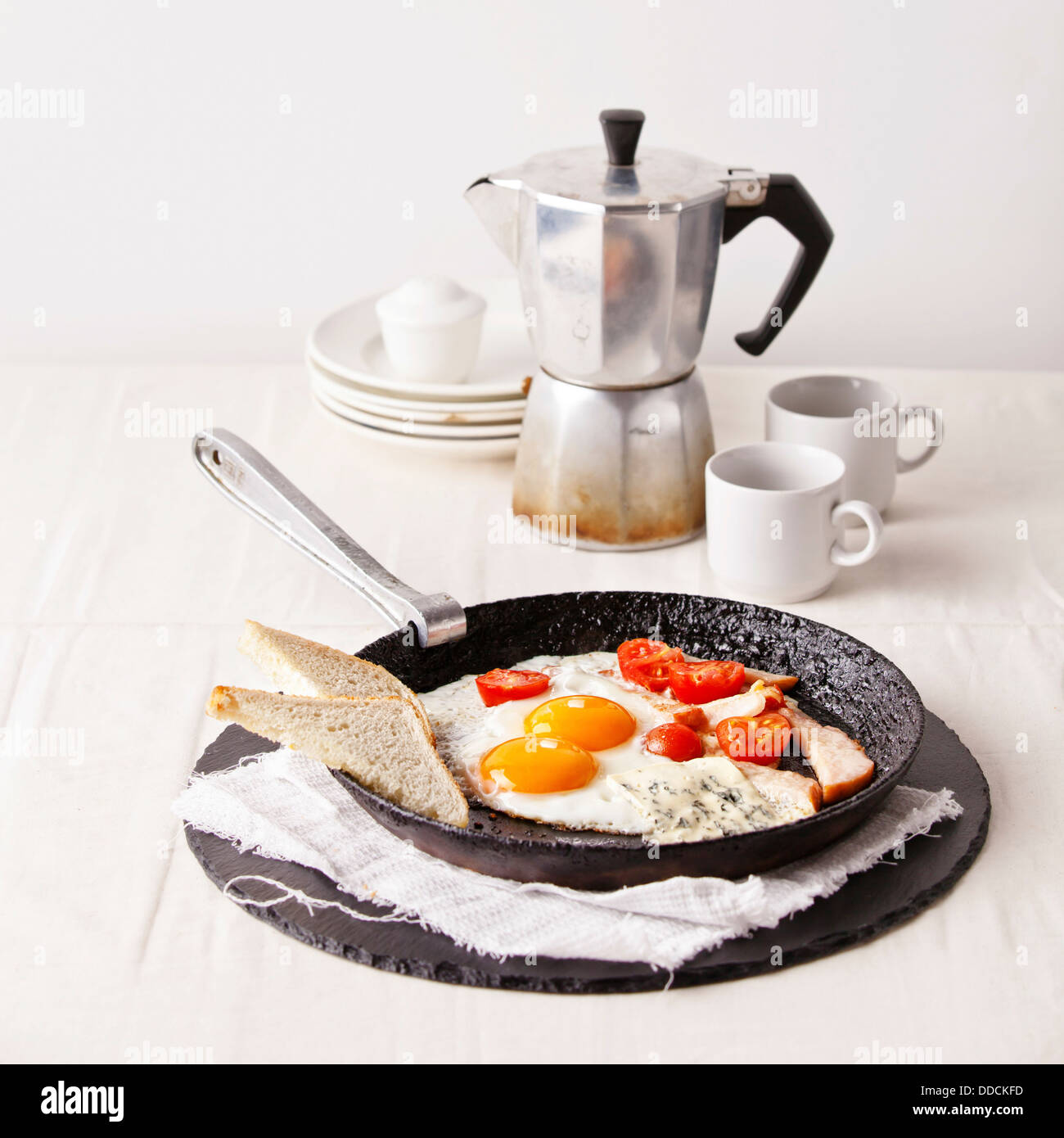 Schinken und Eiern Frühstück mit Toast und Kaffee Stockfoto