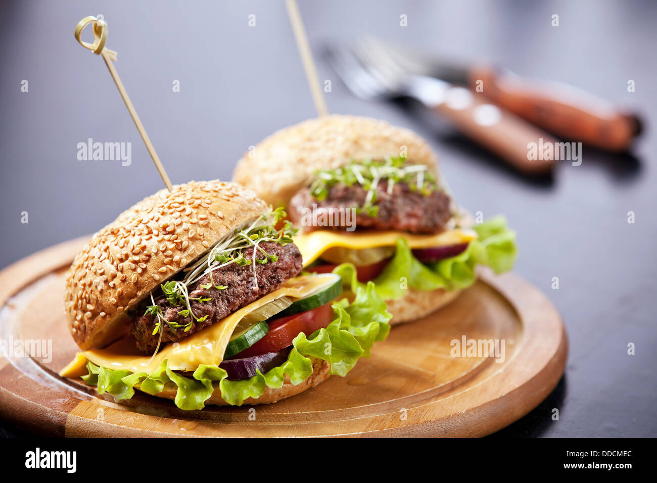 Zwei Burger mit Fleisch und greens Stockfoto