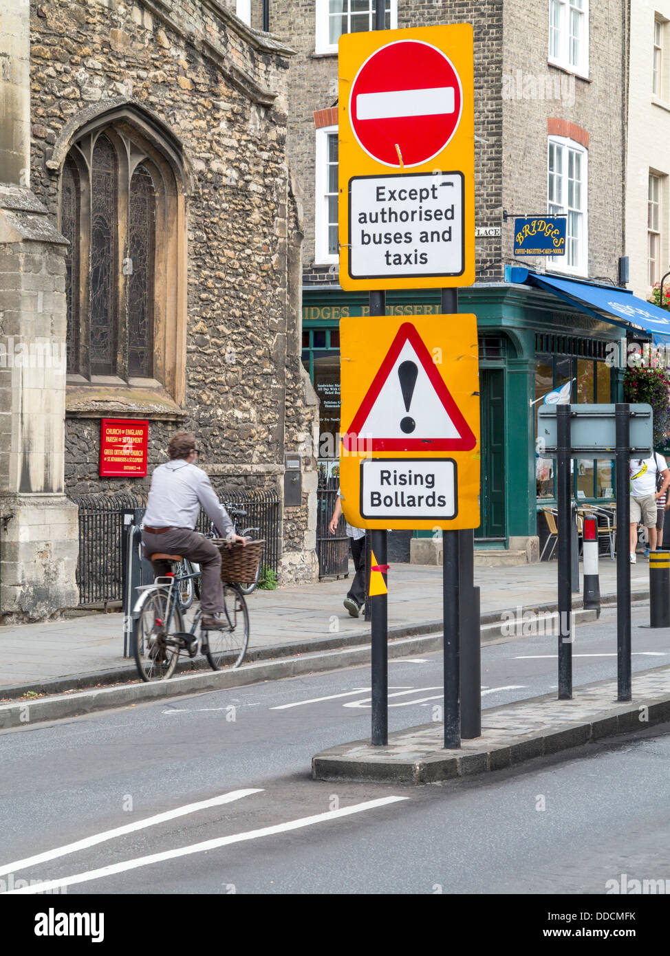 Zeichen verbietet Verkehr mit Radfahrer in Cambridge, England. Stockfoto