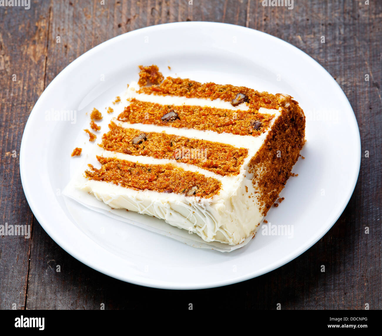 Karotte-Kuchen auf hölzernen Hintergrund Stockfoto
