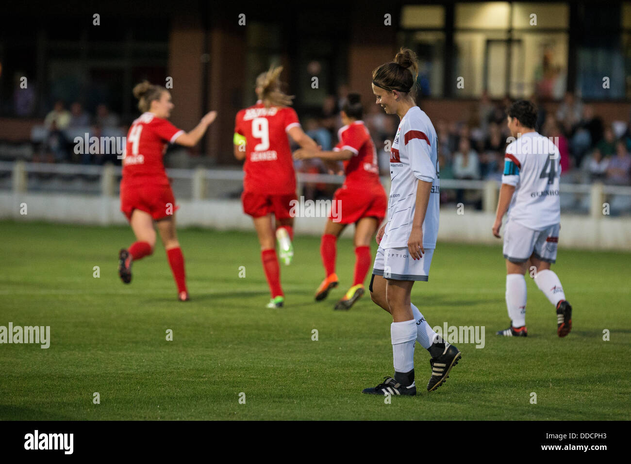 Anouk Dekker feiert ihr Ziel für den fc Twente mit Kirsten Bakker und Shanice van de Sanden in der Bene League Eröffnungsspiel zwischen Oud-Heverlee Leuven und FC Twente Stockfoto