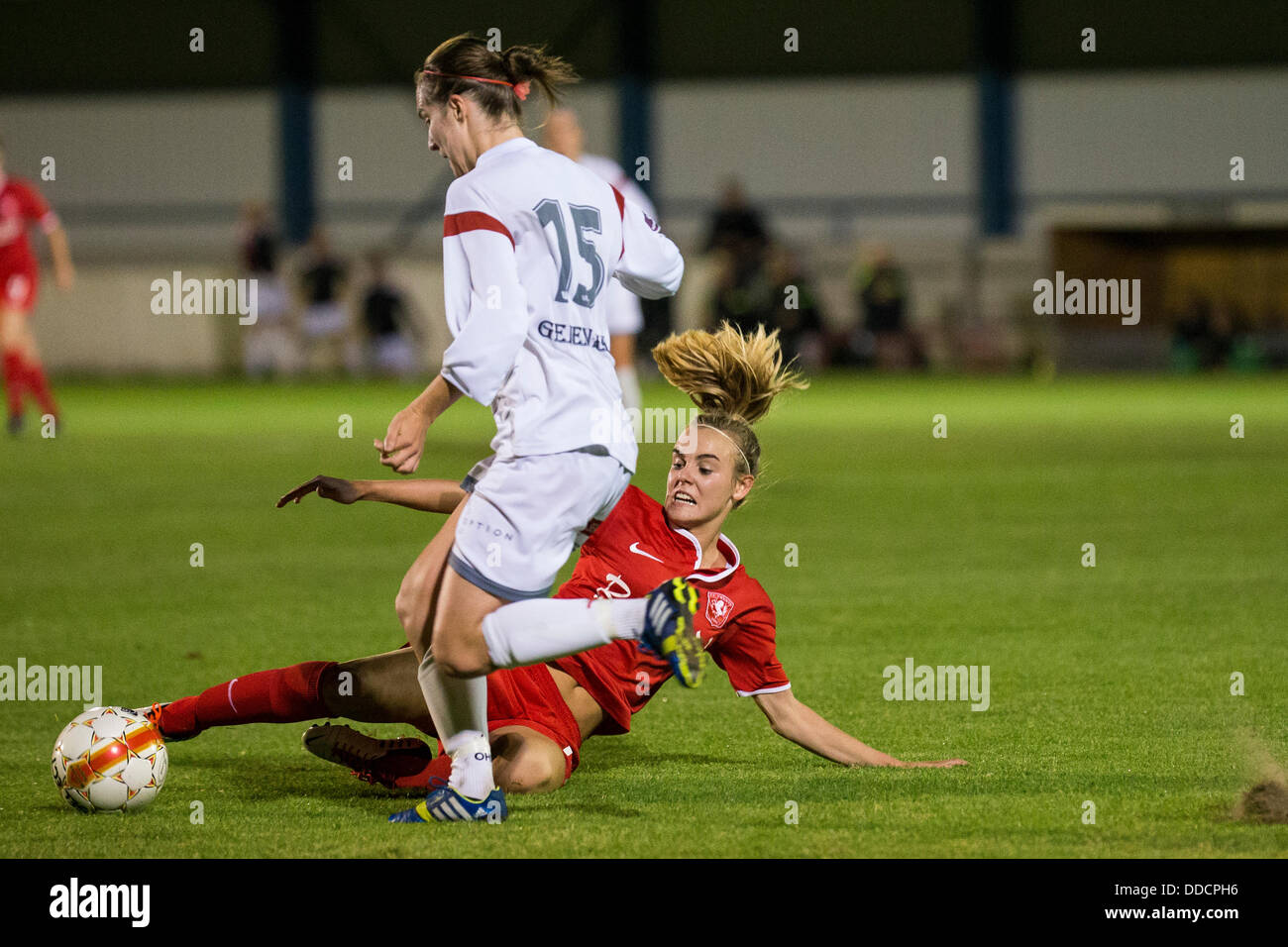 Jill Roord schieben den Ball Weg von Kristien Elsen in der Bene League Eröffnungsspiel zwischen Oud-Heverlee Leuven und FC Twente Stockfoto