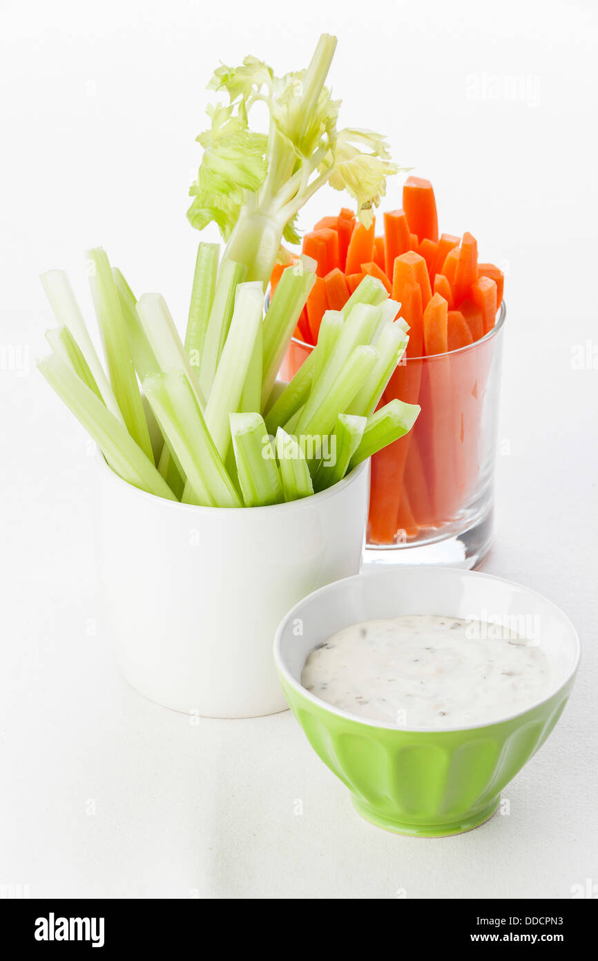 Snack mit sortierten frisches Gemüse mit Joghurt Stockfoto