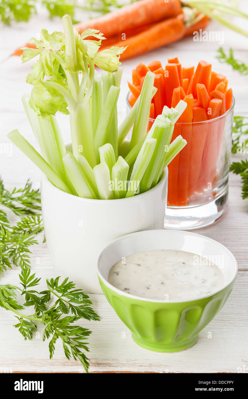 Snack mit sortierten frisches Gemüse mit Joghurt Stockfoto
