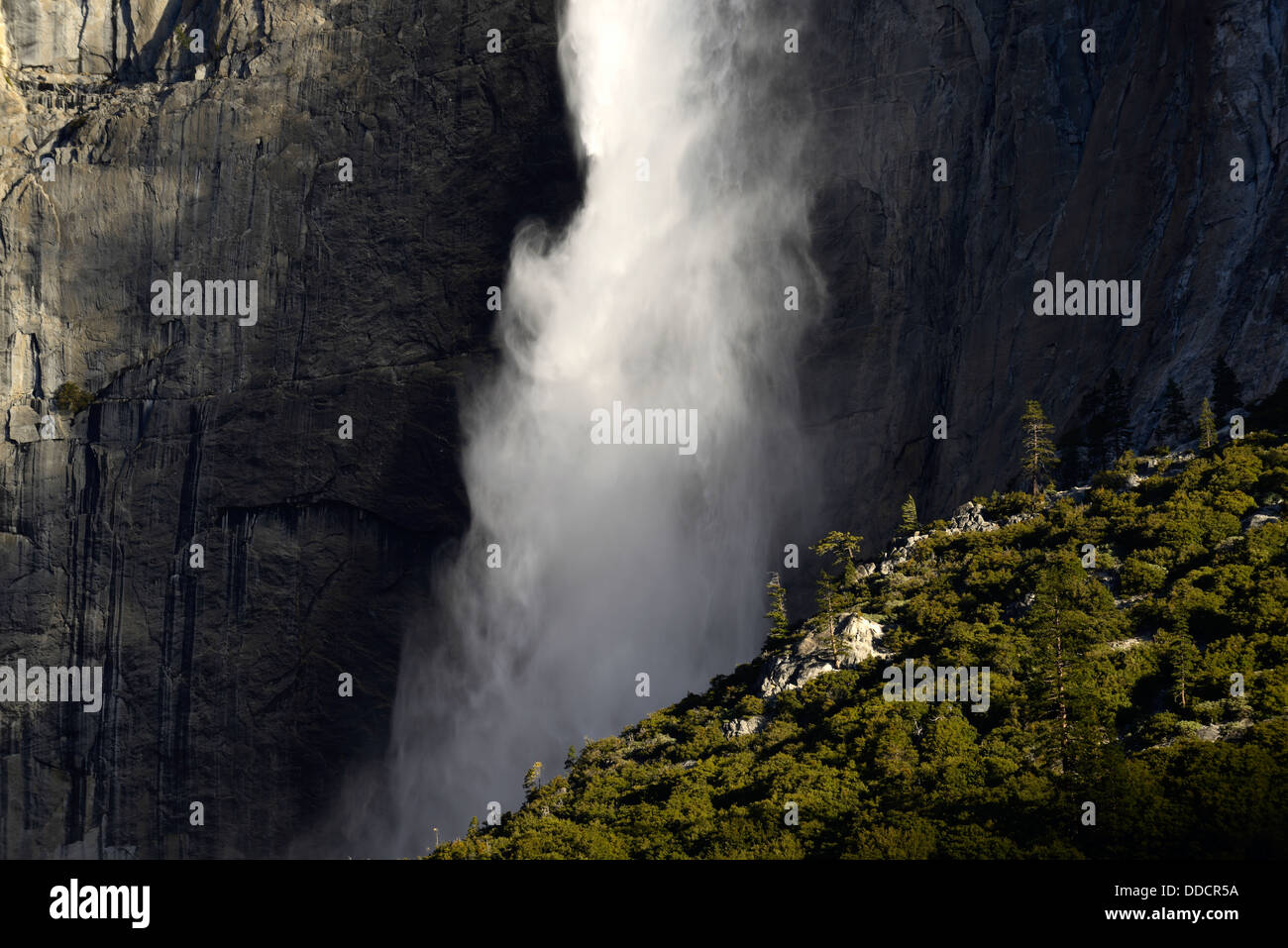 Sonnenaufgang im frühen Morgenlicht Tänze in upper Yosemite gleitet fällt wispy Wasserfall aussehen Yosemite-Nationalpark Stockfoto