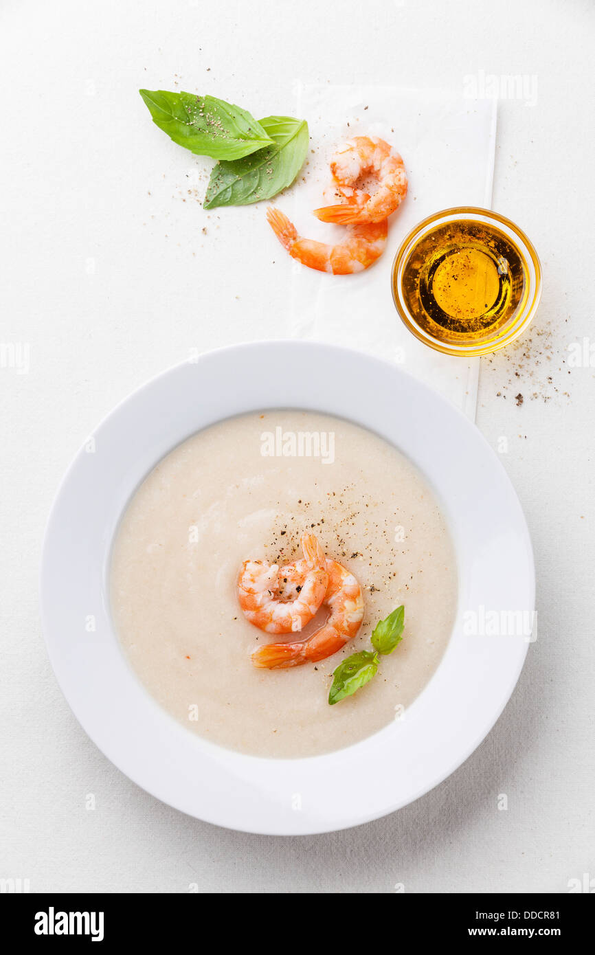 Blumenkohl-Suppe mit Garnelen auf weißem Hintergrund Stockfoto