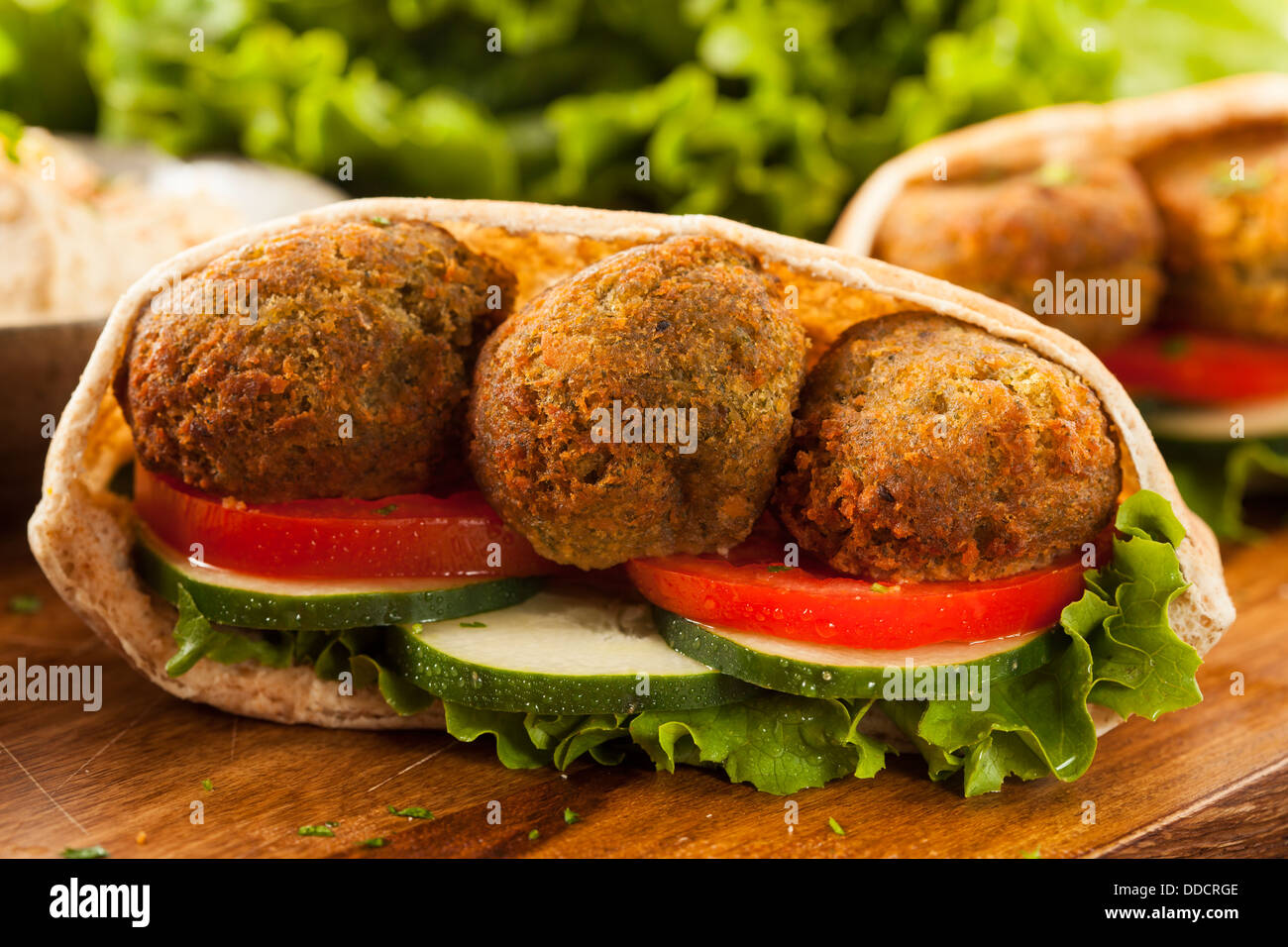Bio-Falafel in einer Pita-Tasche mit Tomaten und Gurken Stockfotografie ...