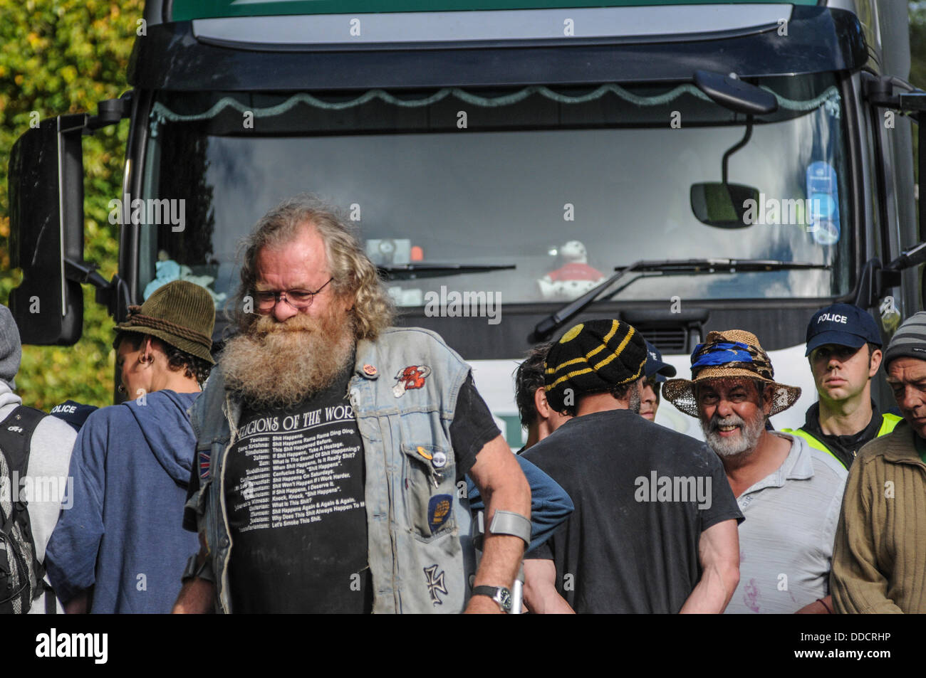 Balcombe, West Sussex, UK. 30. August 2013. Anti-Fracking ist Umweltschützer Spaziergang vor als ein weiterer LKW Cuadrilla Website von der Polizei eskortiert. Fast eine Karnevalsatmosphäre mit einigen schweren Nachrichten. Die Anti-Fracking, die Aktivisten protestieren gegen Probebohrungen durch Cuadrilla auf dem Gelände in West Sussex, die Fracking führen könnte. Das Camp am Straßenrand wächst weiter. © David Burr/Alamy Live-Nachrichten Stockfoto