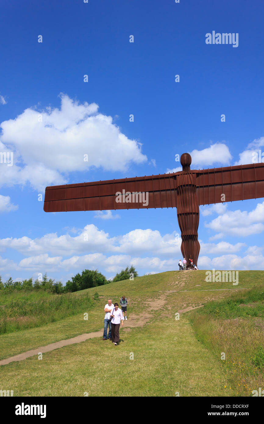 Engel des Nordens, die von Touristen besucht werden, an einem sonnigen Tag in Newcastle, England. Stockfoto